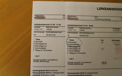 På lønsedlen til højre fra sep. 2019 er specialtillægget kommet med i modsætning til lønsedlen fra august 2019 tv.
